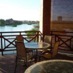 espace repas sur la terrasse extérieure de Tamboho Boutik Hotel à Antananarivo